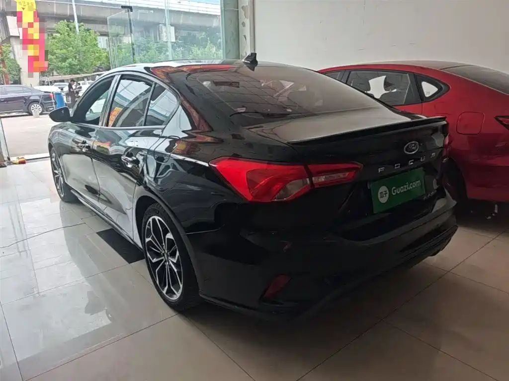 Focus Sedan EcoBoost 180 Auto ST Line
