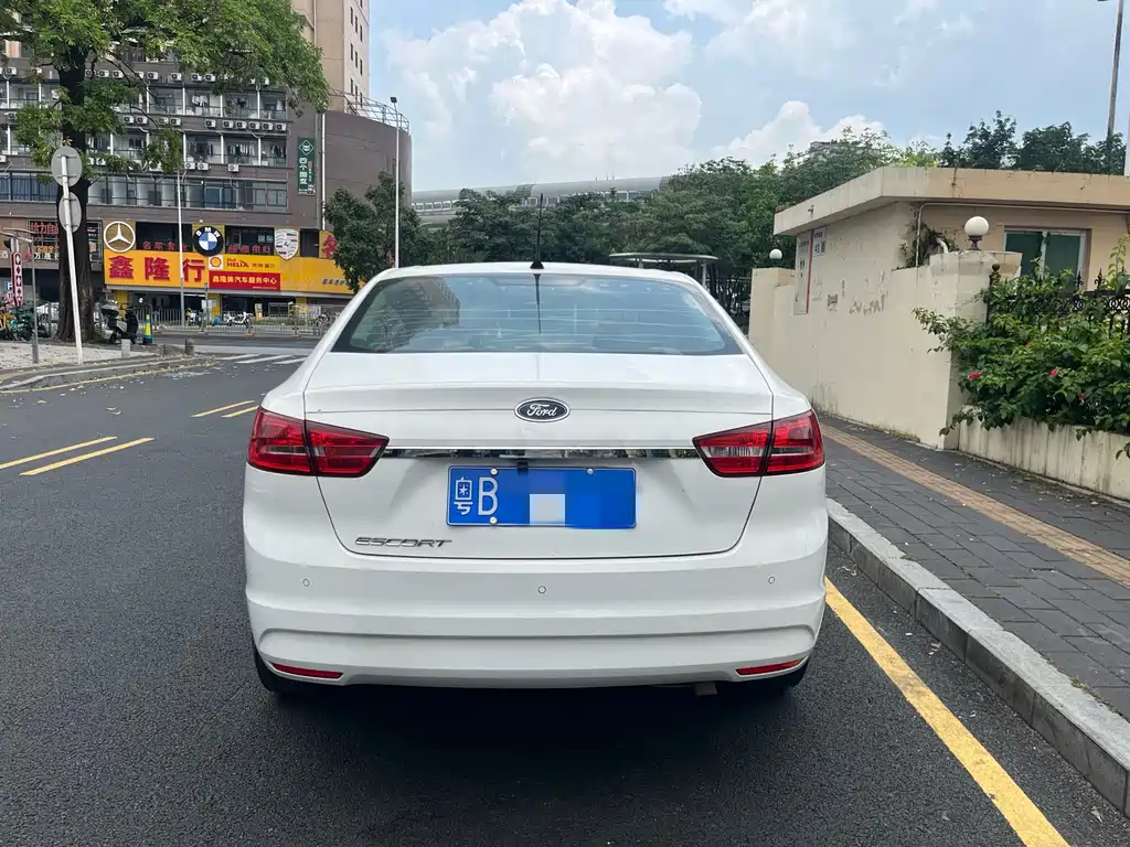 Escort 1.5 L Auto Fashion