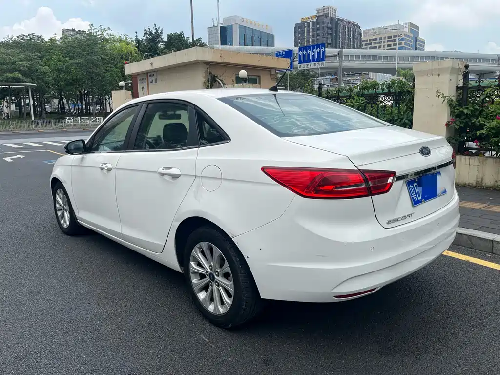 Escort 1.5 L Auto Fashion