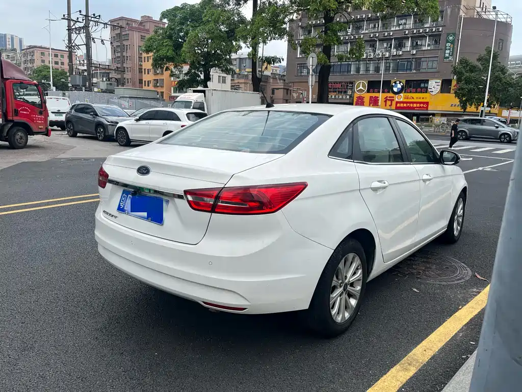 Escort 1.5 L Auto Fashion