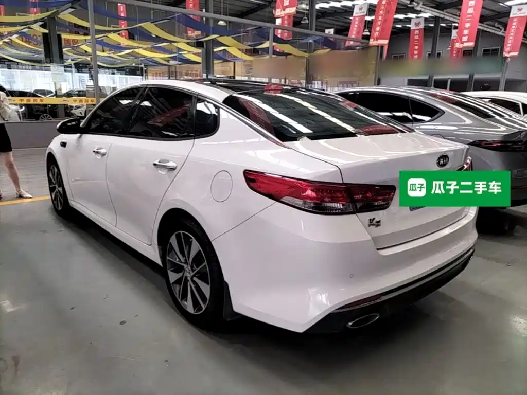 Kia K5 2.0 L Auto LUX