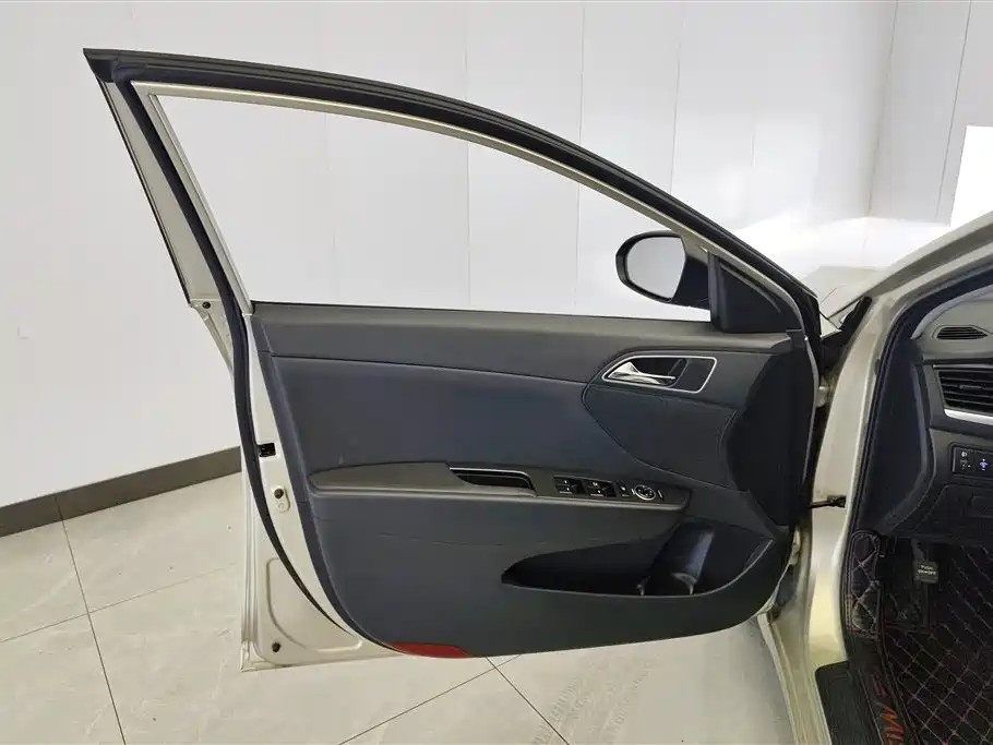 Mistra 1.8 L Auto Distinguished DLX CN-V