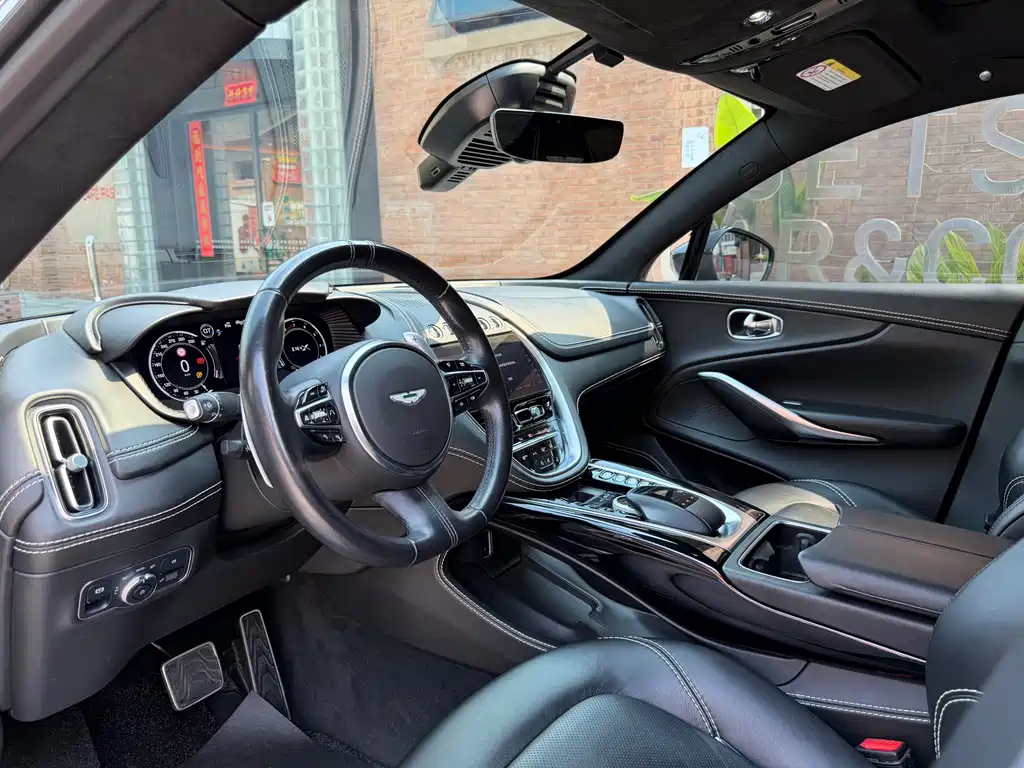 Aston Martin DBX 4.0 T V8 Silk Road Swan