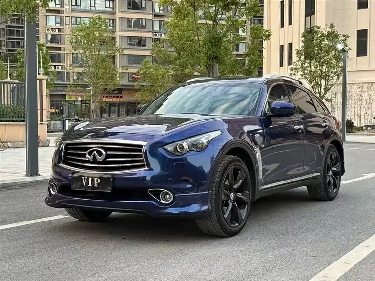 Infiniti QX70 3.7 L Transcend