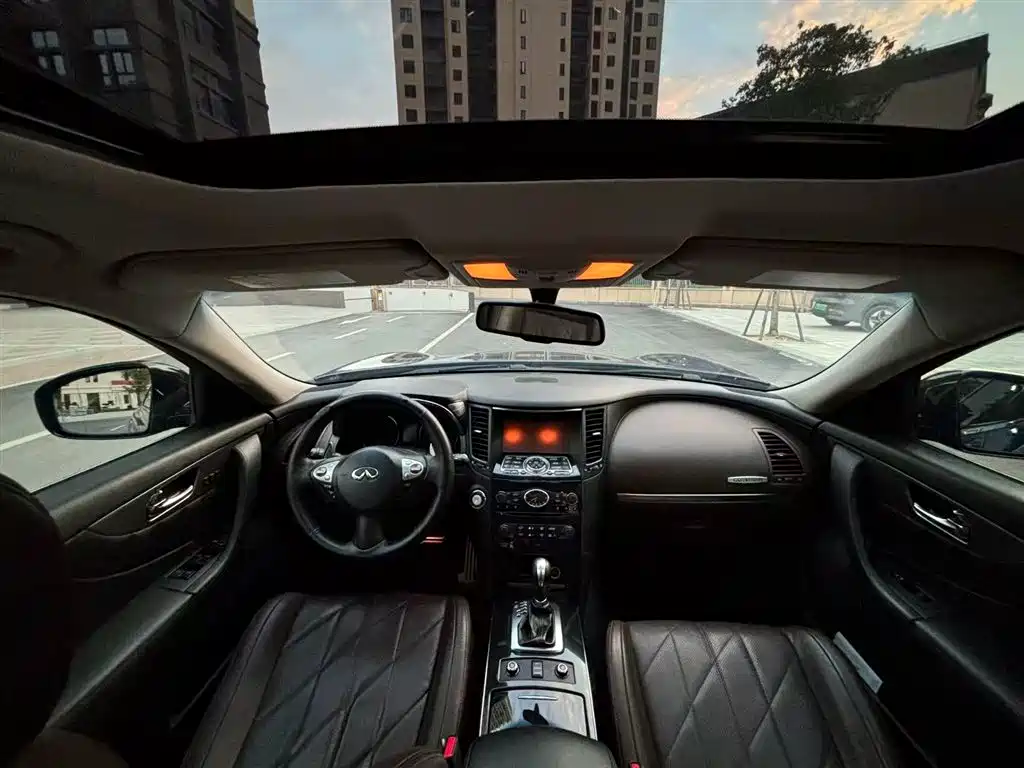 Infiniti QX70 3.7 L Transcend
