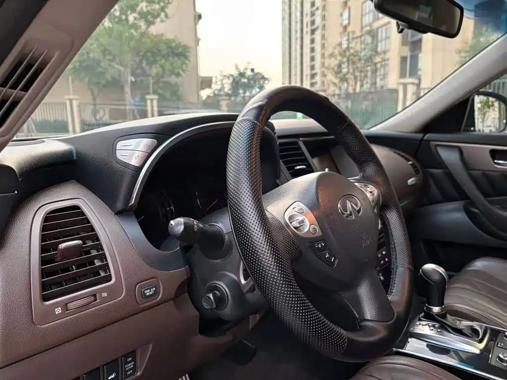 Infiniti QX70 3.7 L Transcend