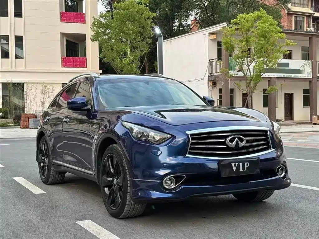 Infiniti QX70 3.7 L Transcend