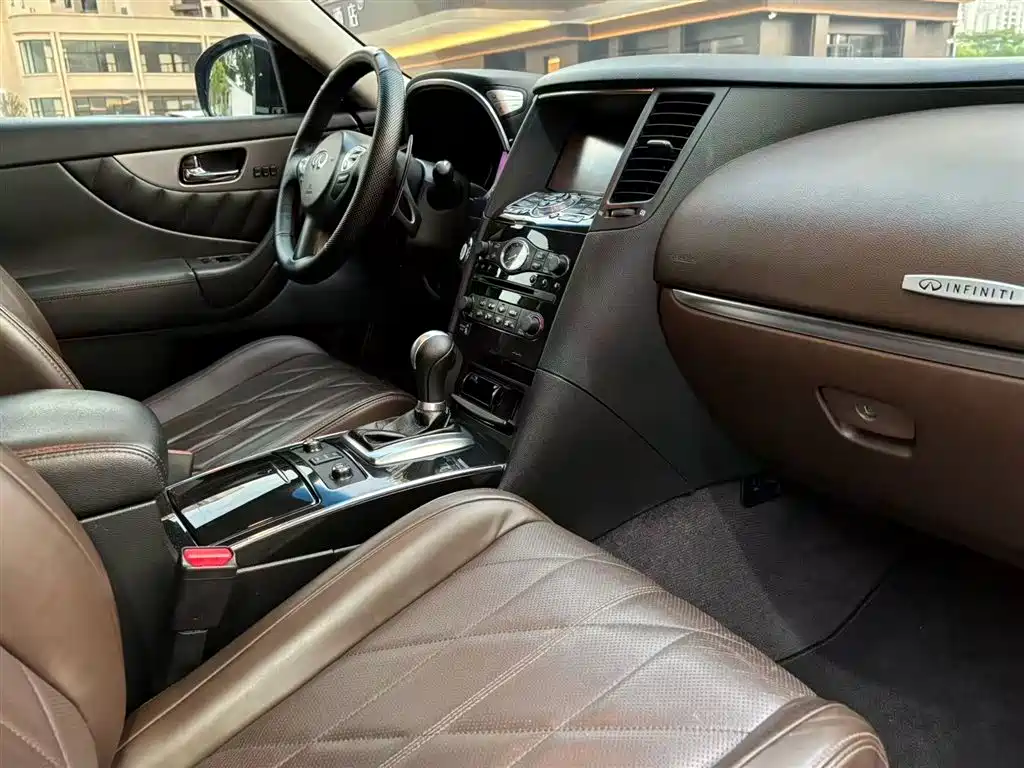 Infiniti QX70 3.7 L Transcend