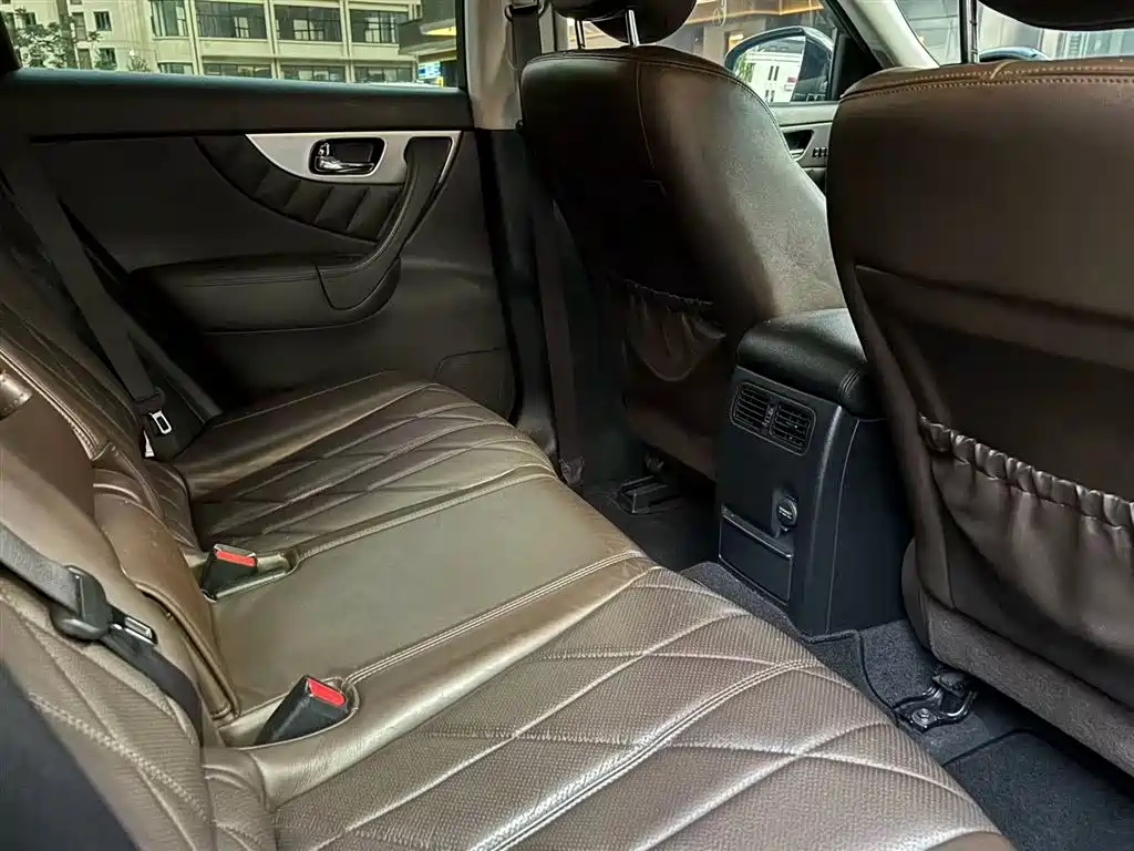 Infiniti QX70 3.7 L Transcend