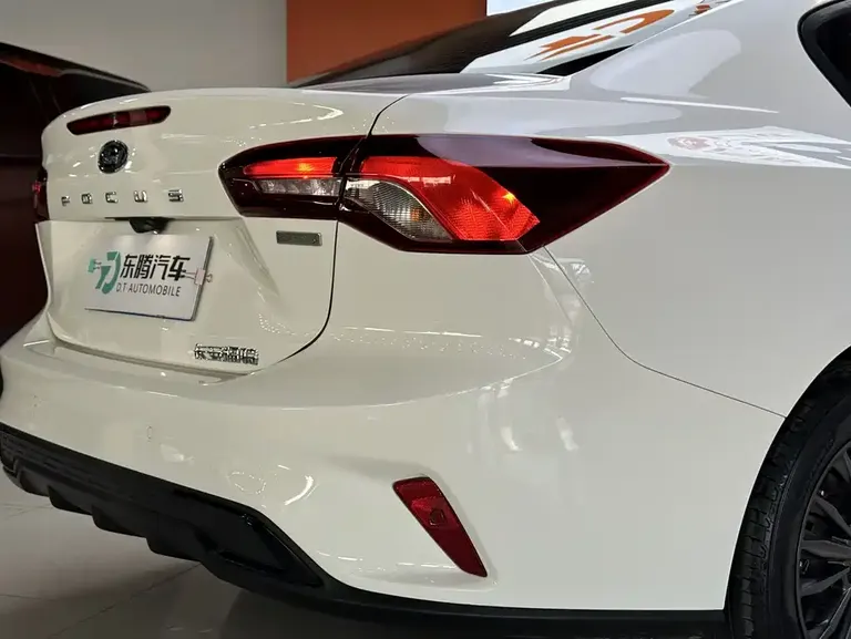 Ford Focus Sedan EcoBoost 180 Auto Racing