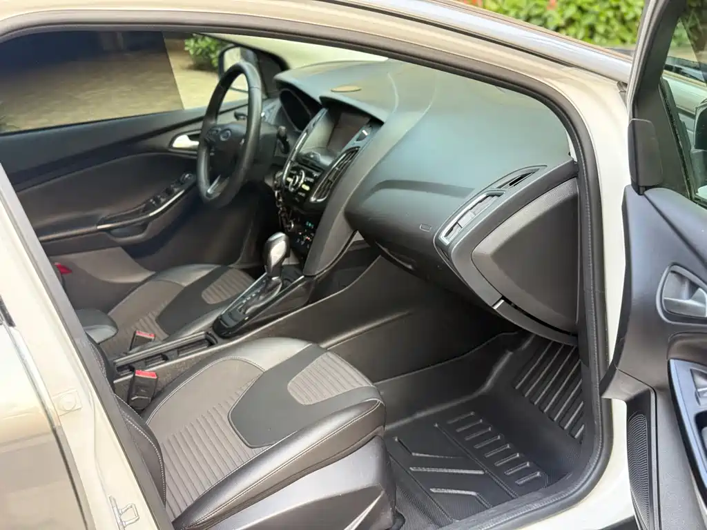 Focus Sedan EcoBoost 125 Auto Super Style Smart Travel