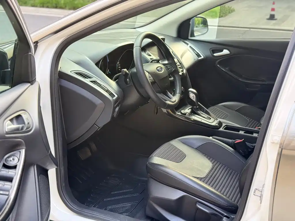 Focus Sedan EcoBoost 125 Auto Super Style Smart Travel