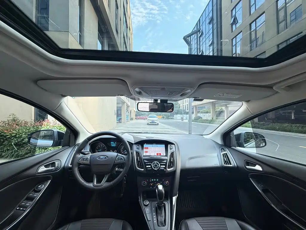 Focus Sedan EcoBoost 125 Auto Super Style Smart Travel
