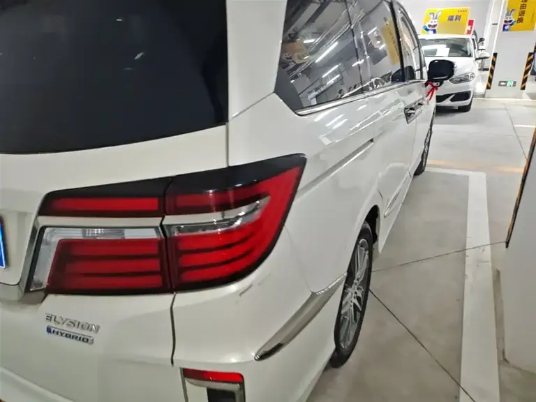 Honda Elysion 2.0 L Hybrid Supreme
