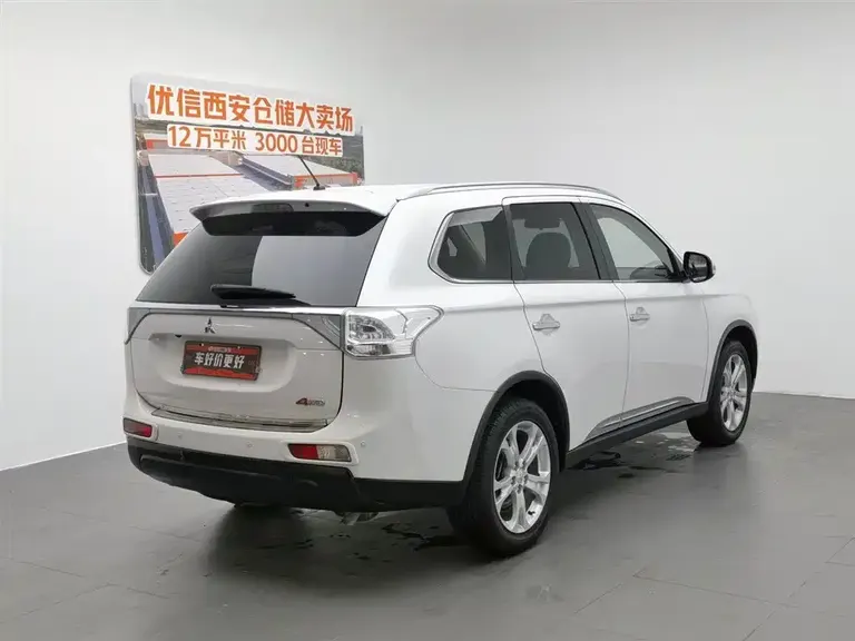 Mitsubishi Outlander (Import) 2.4 L 4 WD Luxury Value 5-seat