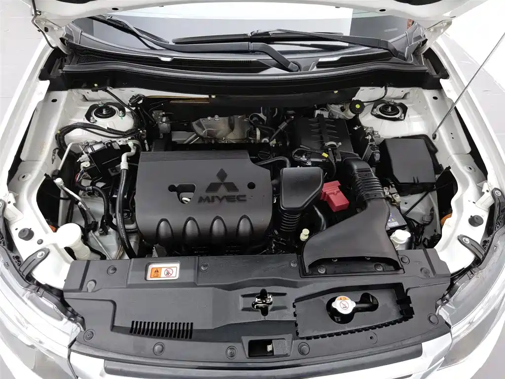 Outlander (Import) 2.4 L 4 WD Luxury Value 5-seat