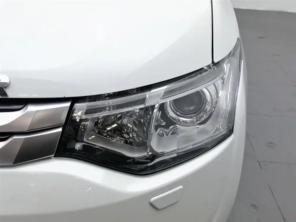 Outlander (Import) 2.4 L 4 WD Luxury Value 5-seat