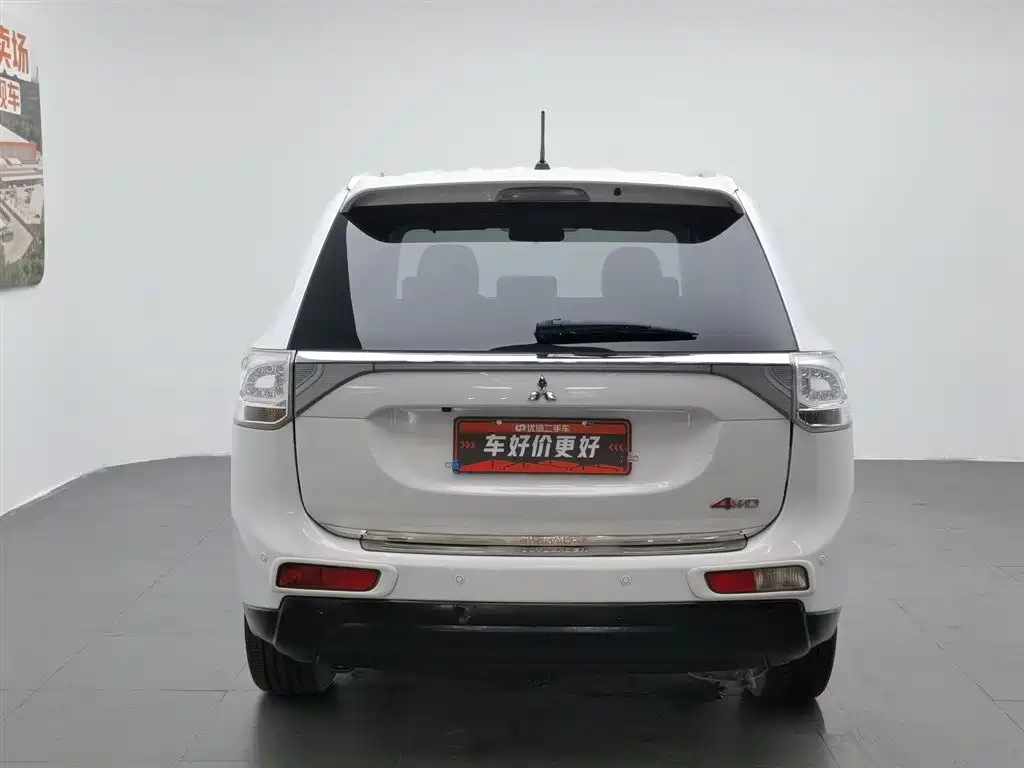 Outlander (Import) 2.4 L 4 WD Luxury Value 5-seat
