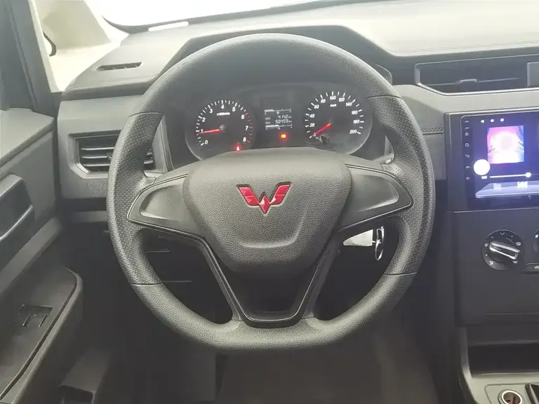 Wuling Hongguang PLUS 1.5 L Manual Standard 5-seat