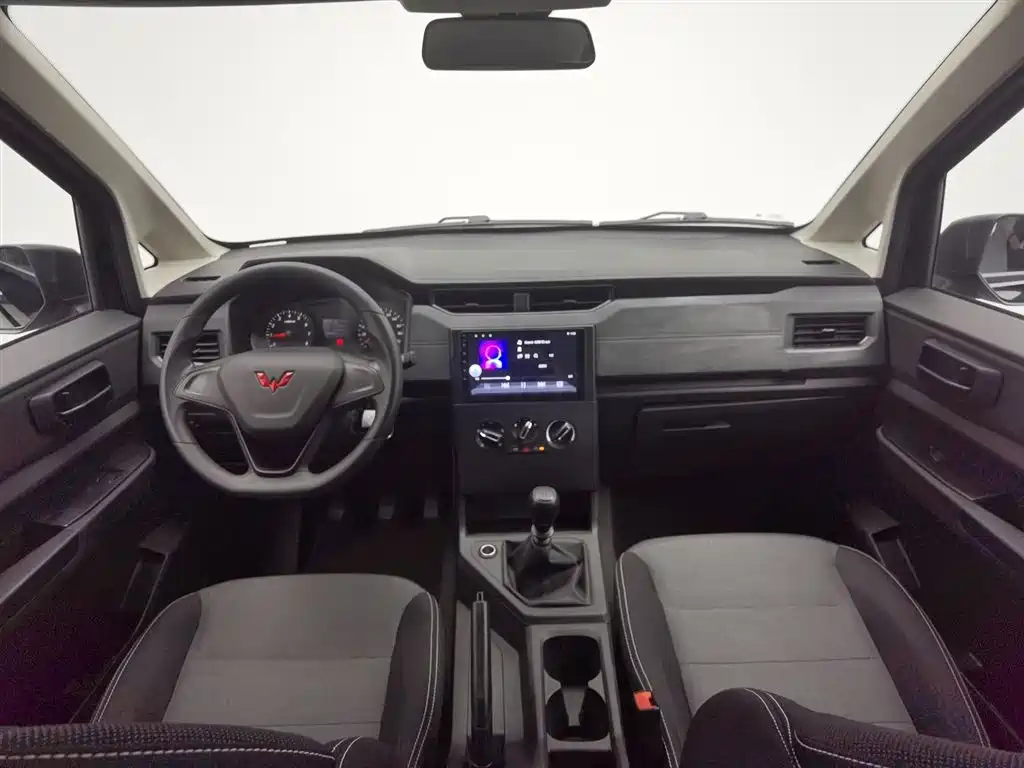 Wuling Hongguang PLUS 1.5 L Manual Standard 5-seat