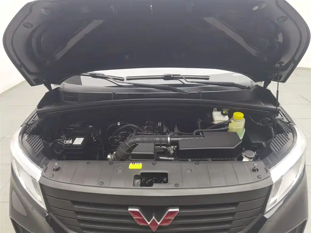 Wuling Hongguang PLUS 1.5 L Manual Standard 5-seat