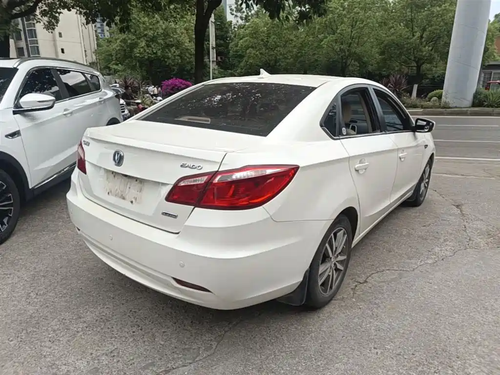Eado 1.6 L Manual Luxury CN-V