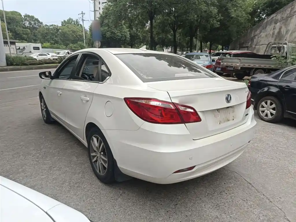 Eado 1.6 L Manual Luxury CN-V