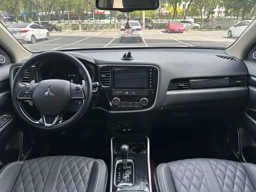 Outlander 2.4 L 4 WD Enjoyment 7-seat