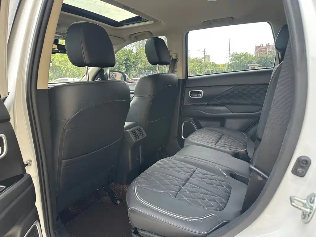 Outlander 2.4 L 4 WD Enjoyment 7-seat
