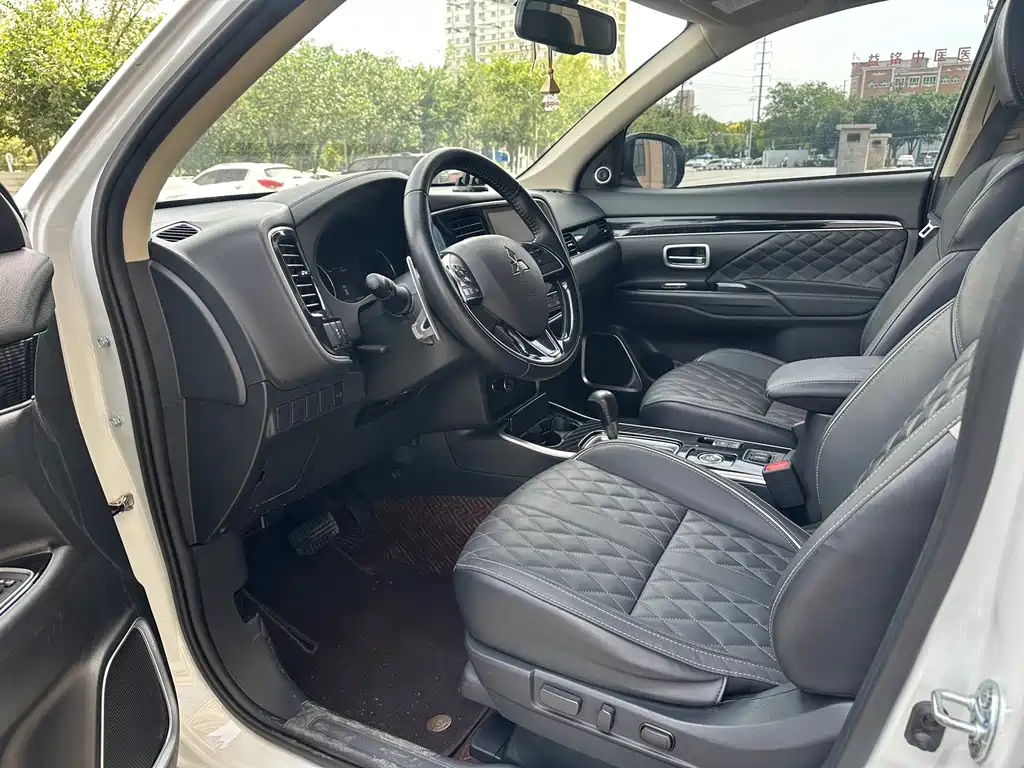 Outlander 2.4 L 4 WD Enjoyment 7-seat