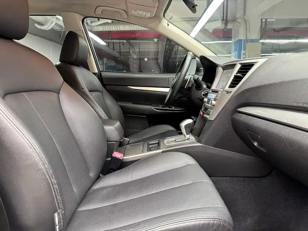 Legacy 2.0 i Luxury Wagon