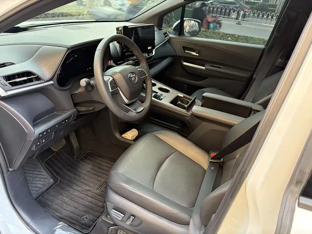 Granvia 2.5 L Hybrid Distinguished PLUS