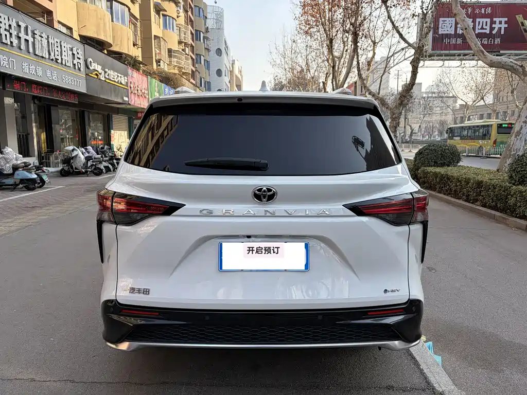 Granvia 2.5 L Hybrid Distinguished PLUS