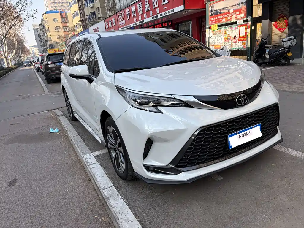Granvia 2.5 L Hybrid Distinguished PLUS