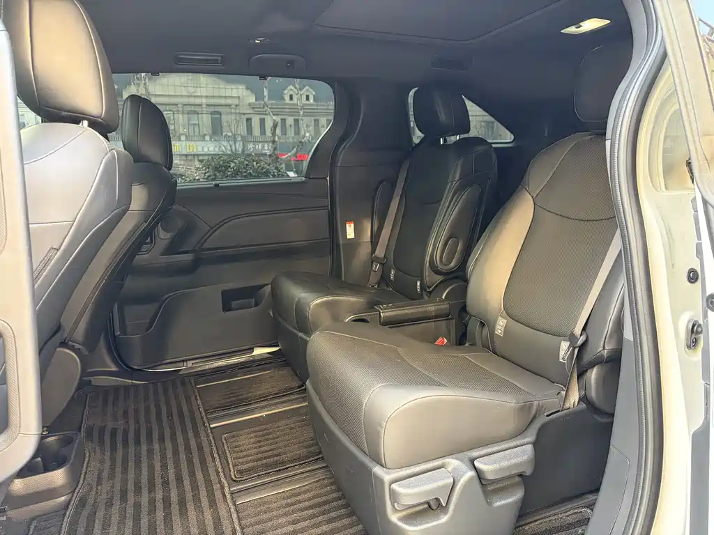 Granvia 2.5 L Hybrid Distinguished PLUS