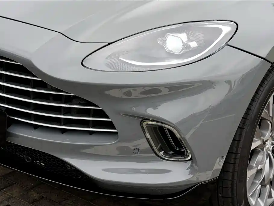 Aston Martin DBX 4.0 T V8