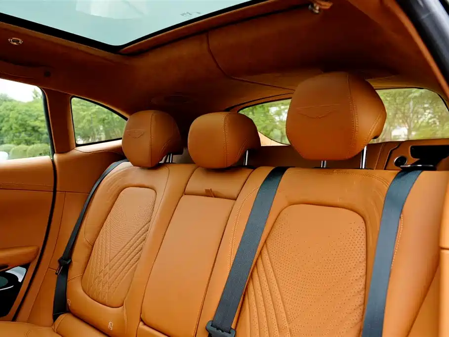 Aston Martin DBX 4.0 T V8
