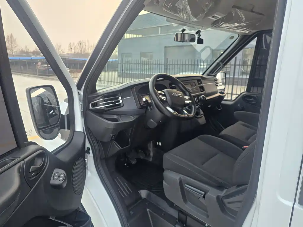JMC Fushun 2.0 T 6 MT Diesel MWB Mid High Roof Commercial Multi-purpose Passenger 5 6-seat