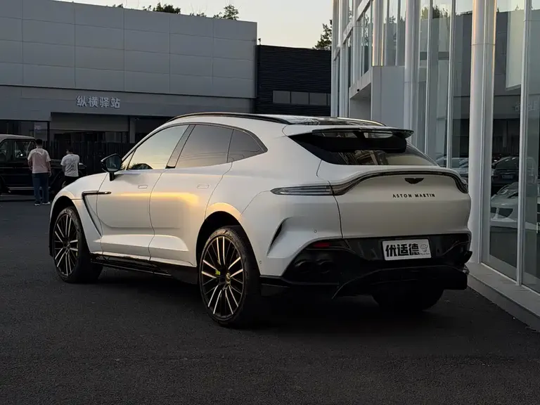 Aston Martin DBX 4.0 T V8 707