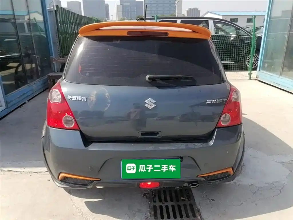 Swift 1.5 L Auto Fashion Cool Play