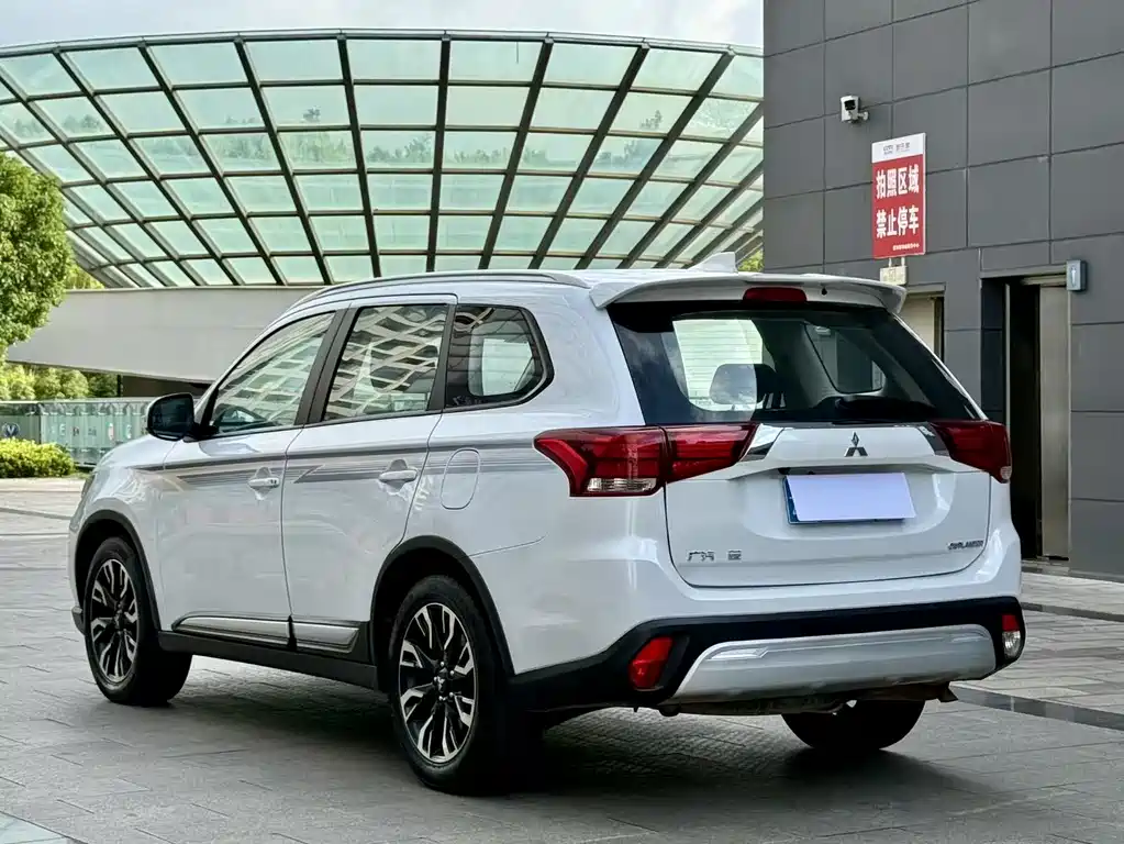 Outlander 2.0 L 2 WD Smooth Enjoyment 5-seat CN-VI