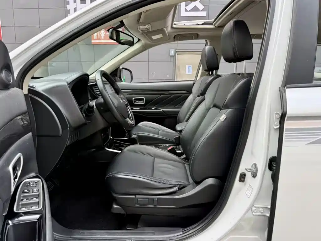 Outlander 2.0 L 2 WD Smooth Enjoyment 5-seat CN-VI