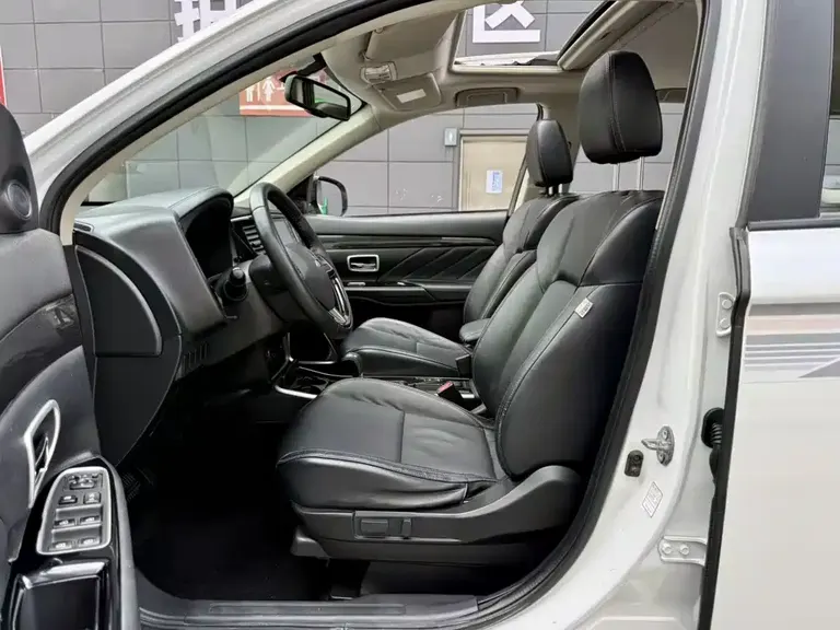 Mitsubishi Outlander 2.0 L 2 WD Smooth Enjoyment 5-seat CN-VI