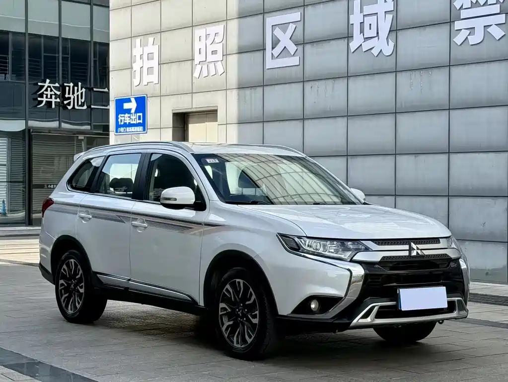 Outlander 2.0 L 2 WD Smooth Enjoyment 5-seat CN-VI