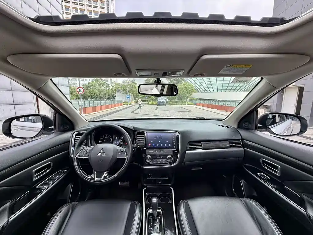 Outlander 2.0 L 2 WD Smooth Enjoyment 5-seat CN-VI