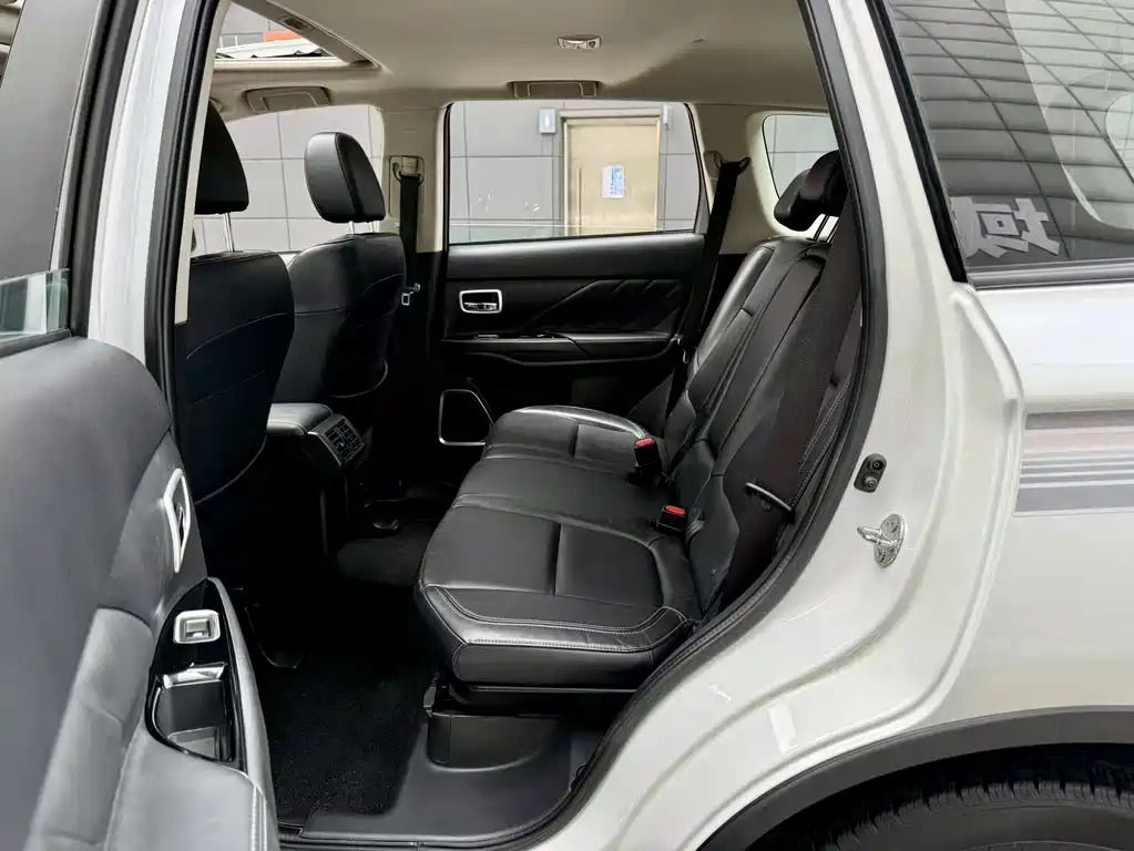 Outlander 2.0 L 2 WD Smooth Enjoyment 5-seat CN-VI