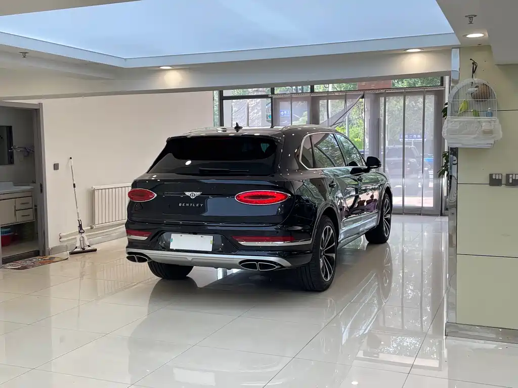Bentayga 4.0 T V8 LWB Range