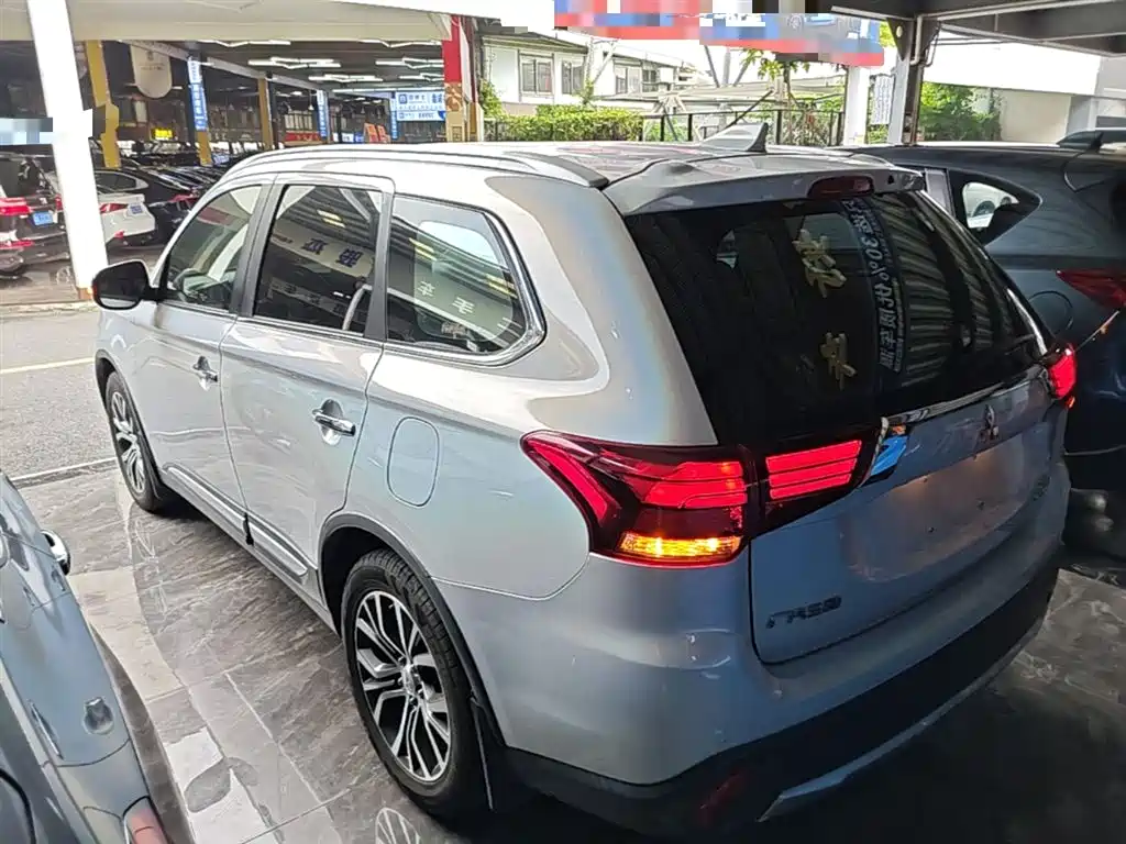 Outlander 2.4 L 4 WD Elite 5-seat