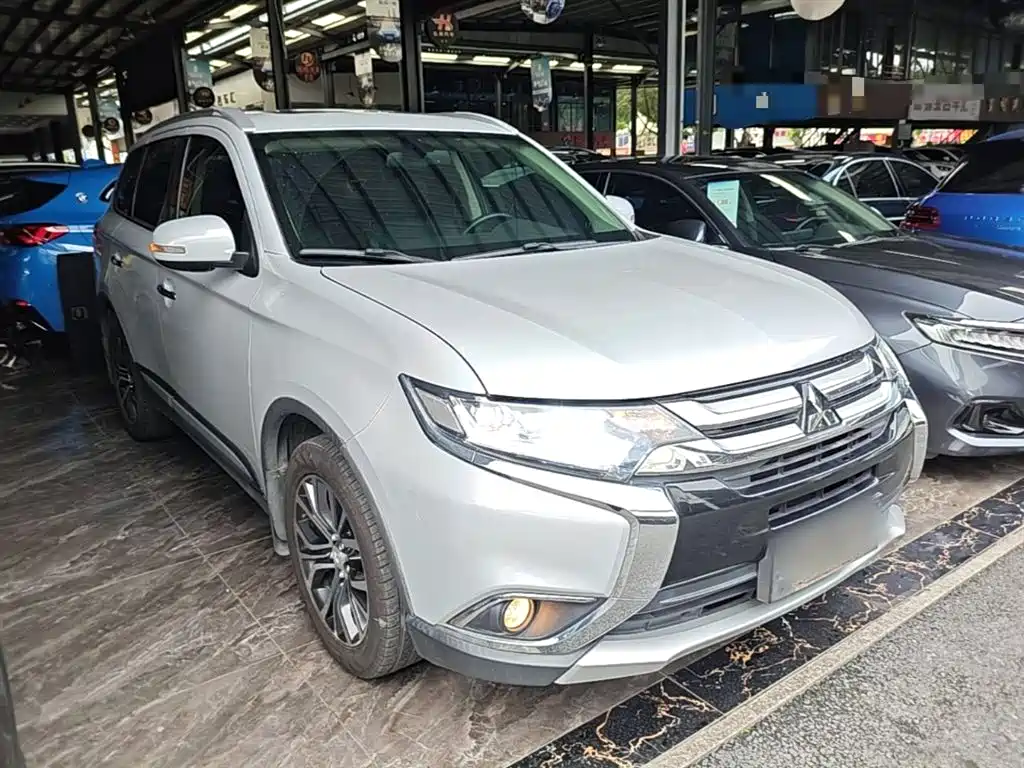 Outlander 2.4 L 4 WD Elite 5-seat