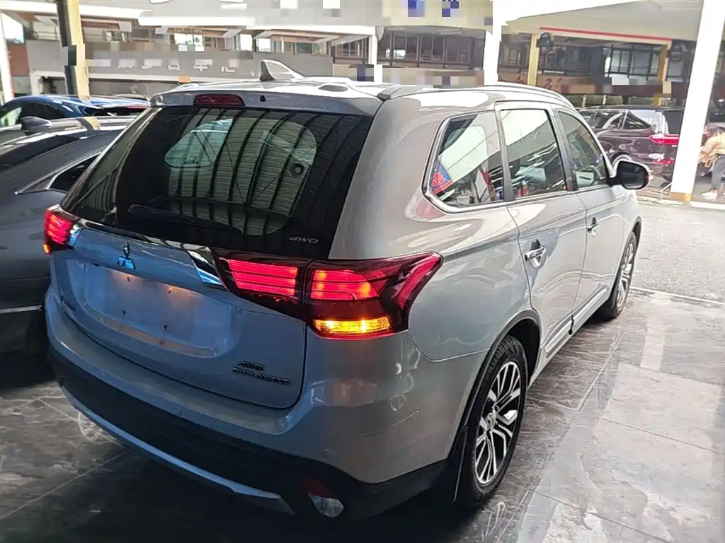 Outlander 2.4 L 4 WD Elite 5-seat